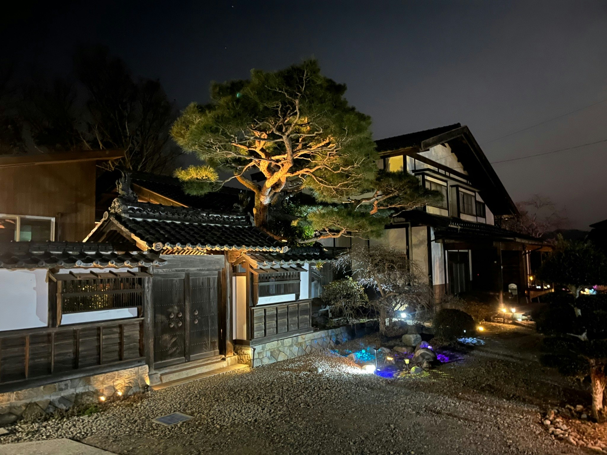 日本庭園をながめる檜風呂や広いデッキのある離れの客室